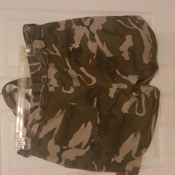 Camouflage Tie Belted Shorts - Picture 5 of 9